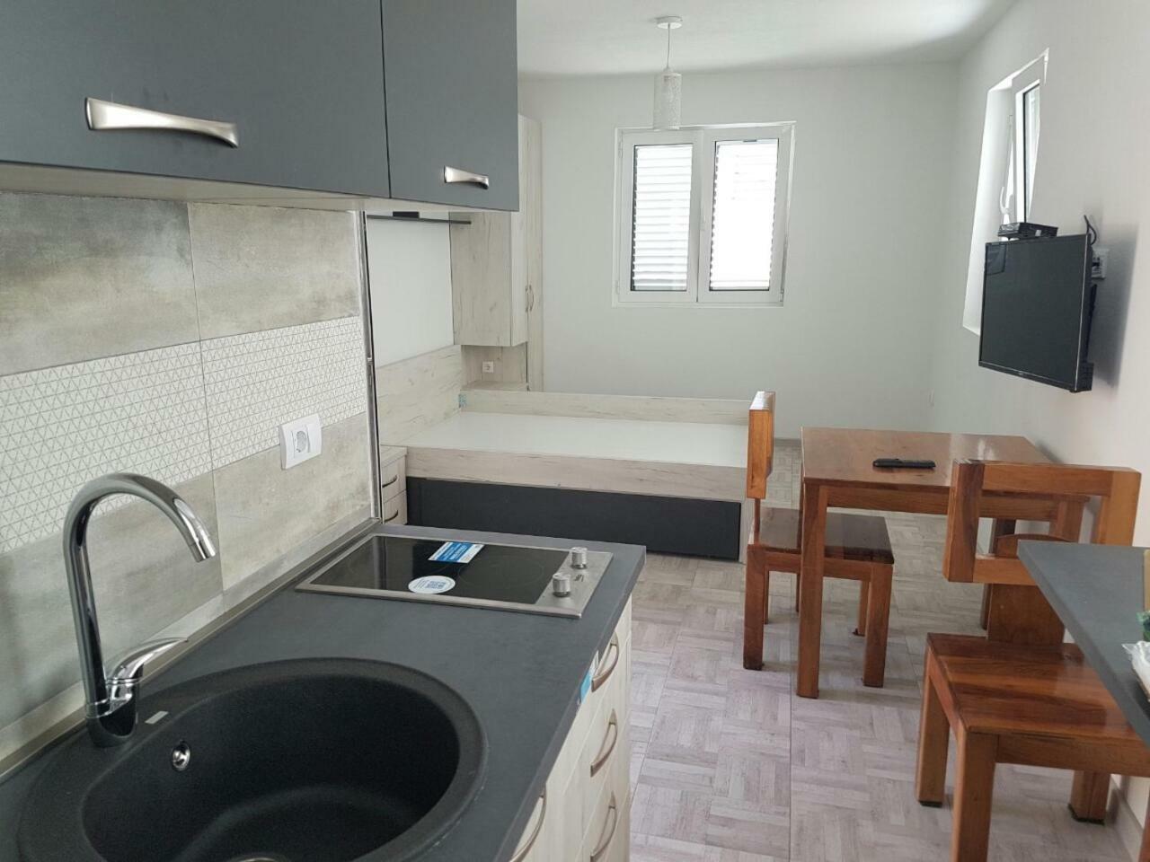 Porto Njegusi A2 Apartment Cetinje Exterior photo